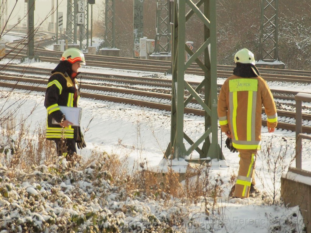 Person unter Zug Koeln Vingst Kuthstr P59.JPG